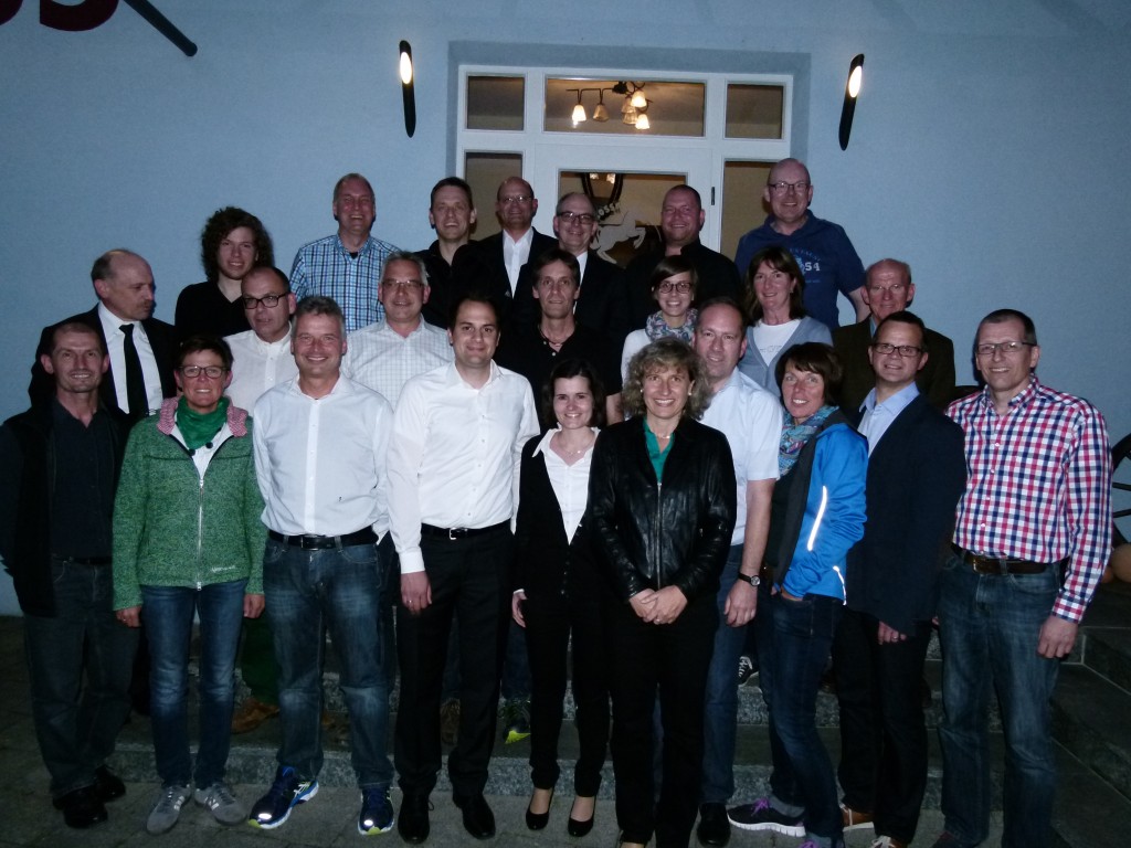Die 24 Gründungsmitglieder am 15. Mai 2014 vor dem Gasthaus Ross